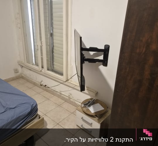 התקנת טלוויזיה על זרוע מפרקית לקיר בחדר שינה